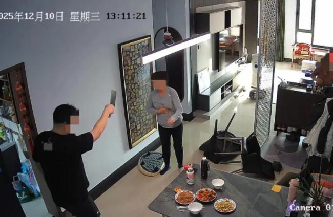 女子产子55天后被丈夫家暴 监控视频曝光引发热议