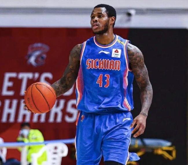 又一名帅下课!第五外援空降辽篮!球风克制北上广,杨鸣赌把大的 新疆换帅风波再起