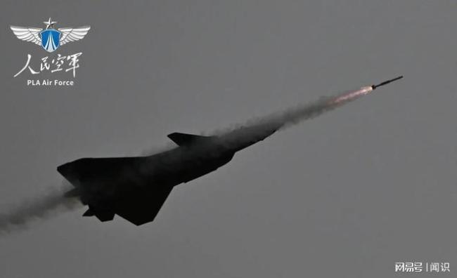 歼-20“越肩”发射霹雳-10意味什么 空战规则改变