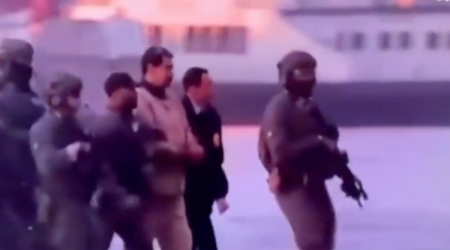 马杜罗“出庭”完整画面：跪着爬上囚车 拒绝美方指控