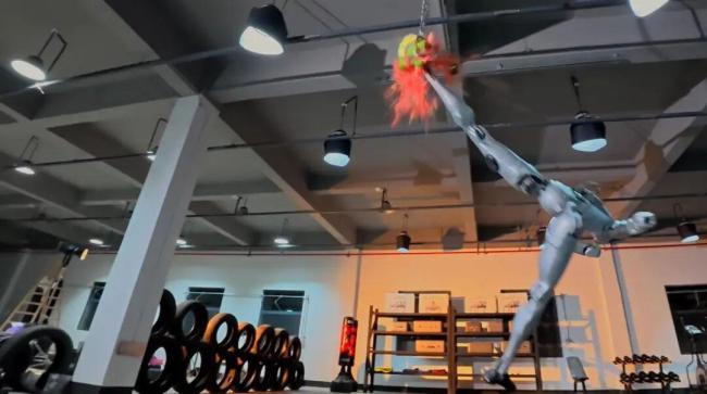 宇树人形机器人H2训练视频曝光:腾空侧踢吓退王兴兴 展现高难度动作