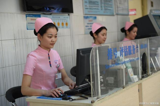 医院收费员玩手机多人排队待缴费 窗口冷漠引争议