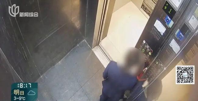 男子饭店宴请亲友 自带茅台全被调包 服务员偷梁换柱