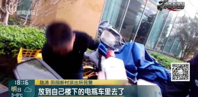 男子饭店宴请亲友 自带茅台全被调包 服务员偷梁换柱