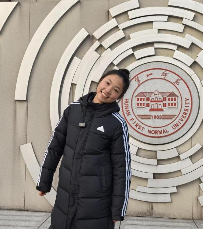 宁夏六盘山欢迎"长城背诗"女生 诗词朗诵热潮再起