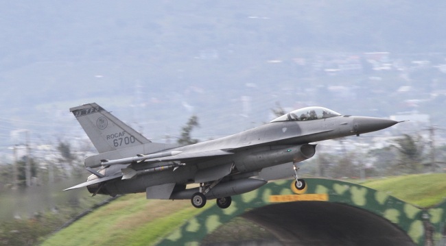 失联台军F16飞行员母亲拄拐现身 搜救行动紧急展开