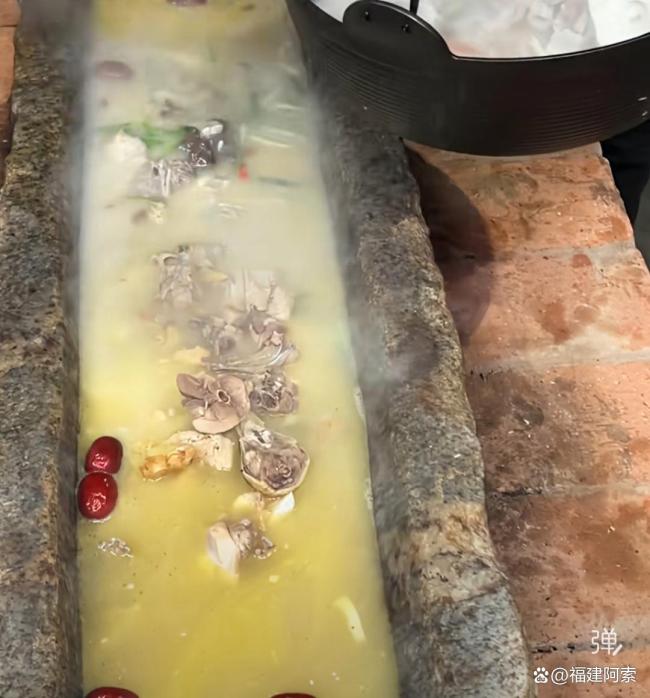 你能接受石槽火锅的形式吗 猪槽里的独特美味