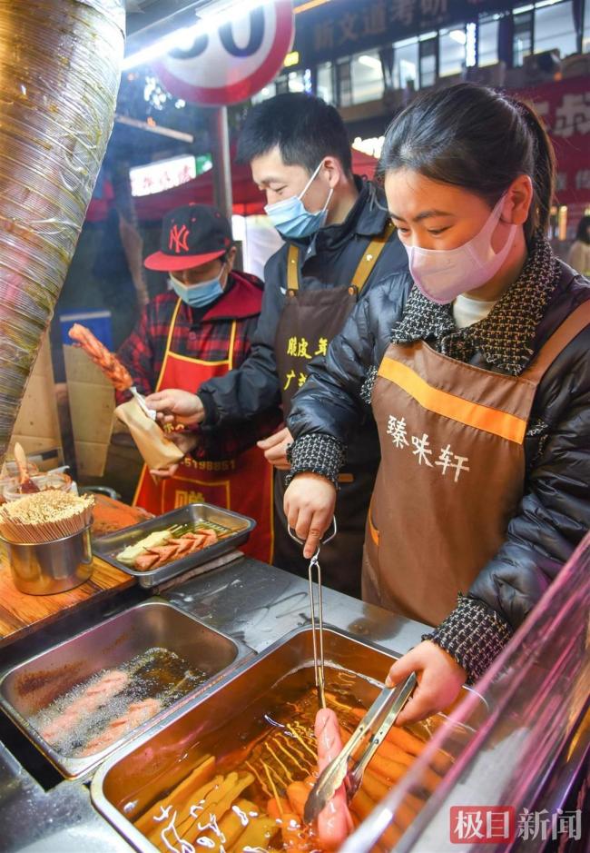夫妻档小吃摊年进账超百万元 勤劳致富典范