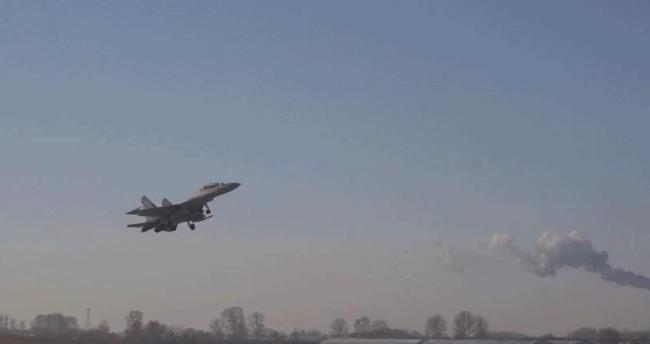 第一视角体验歼-16新年度首飞训练 严寒中锤炼实战能力