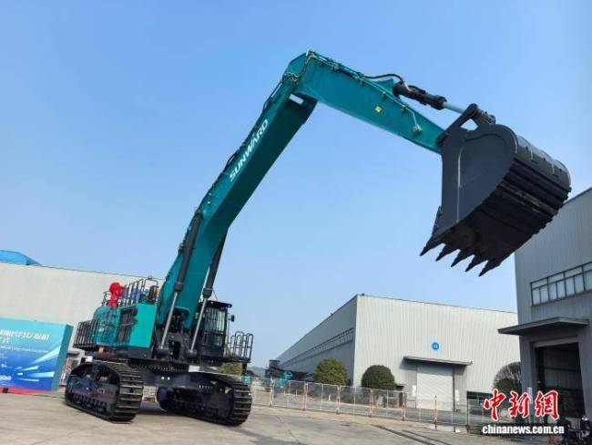 中国加长臂挖掘机刷新臂长纪录