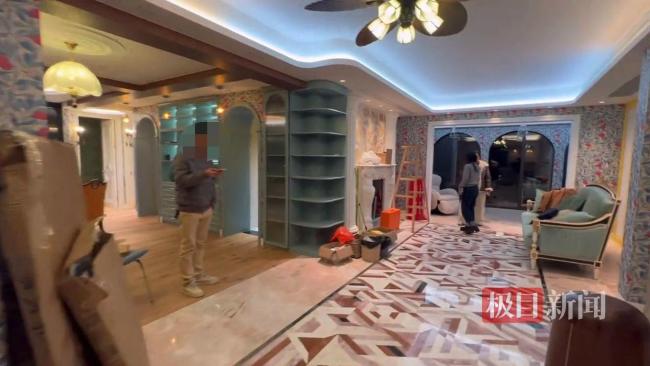 女子新房装玫红色入户门贴花壁纸 全网独一无二风格