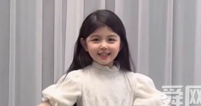 爸爸晒出自己的高颜值女儿，注定从小美到大