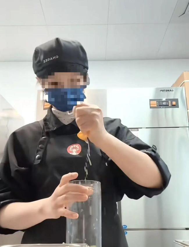 媒体揭秘，手打奶茶营销背后的信任危机，员工玩梗引发质疑风潮