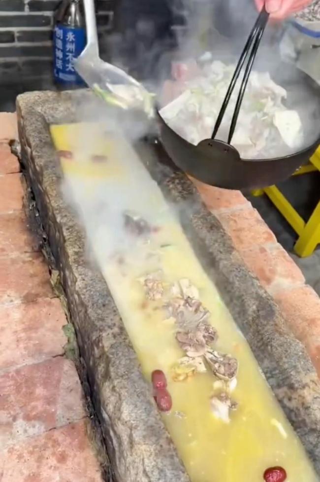 饭店老板回应石槽火锅被调侃像猪食槽