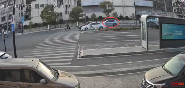 男子斑马线未减速撞飞女子和两幼儿 实情为大人轻伤