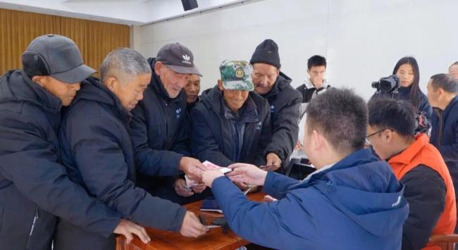 河南三兄弟为全村老人发钱600多万 11年爱心不间断