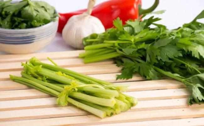 大妈误以为芹菜按斤卖不断甩水 省力不如省心