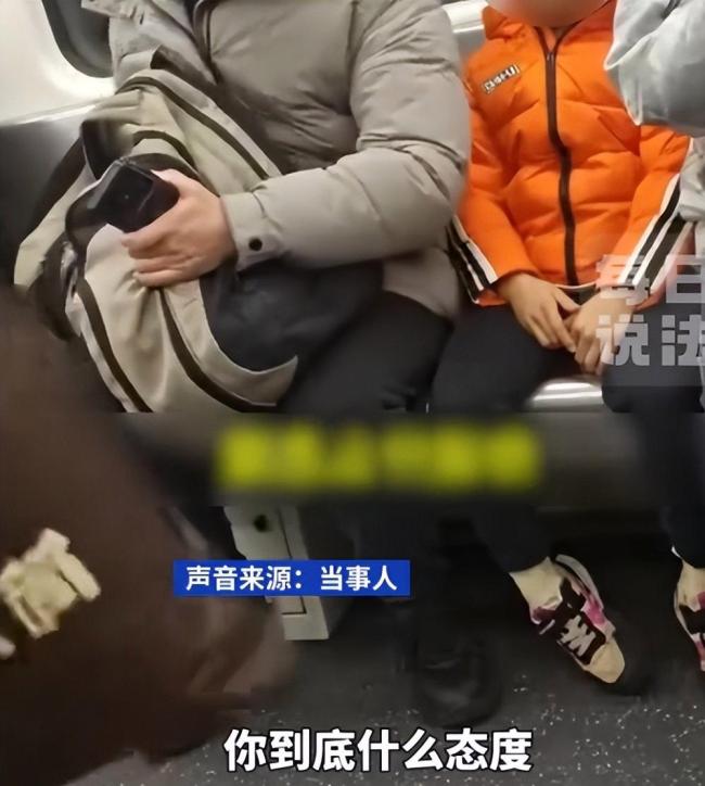 女子占三个座被提醒后情绪失控 霸座行为引众怒