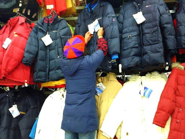 波司登同价位羽绒服充绒量3倍多 高价低配引争议