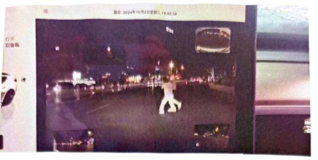 一家三口被撞亡前1秒行车记录曝光 超速三倍酿悲剧