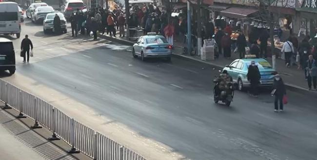 大连一老人遭大货车碾压 行人违规穿行引关注