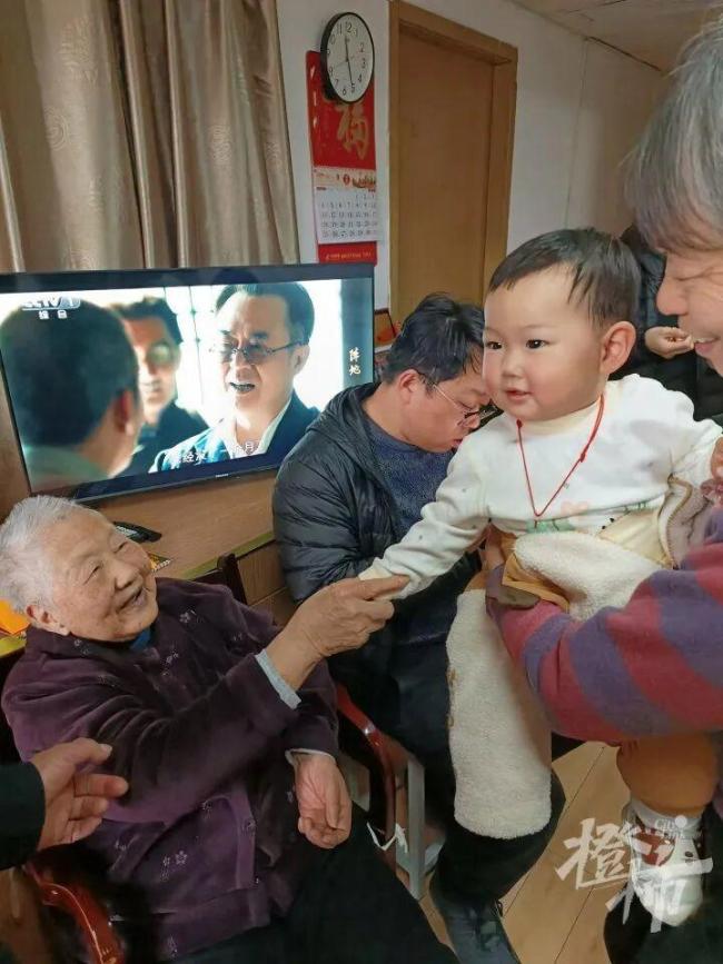 75岁大伯分享父母长寿经验 坚持运动阅读规律生活