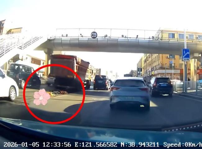 大连一老人遭大货车碾压身亡 悲剧敲响安全警钟