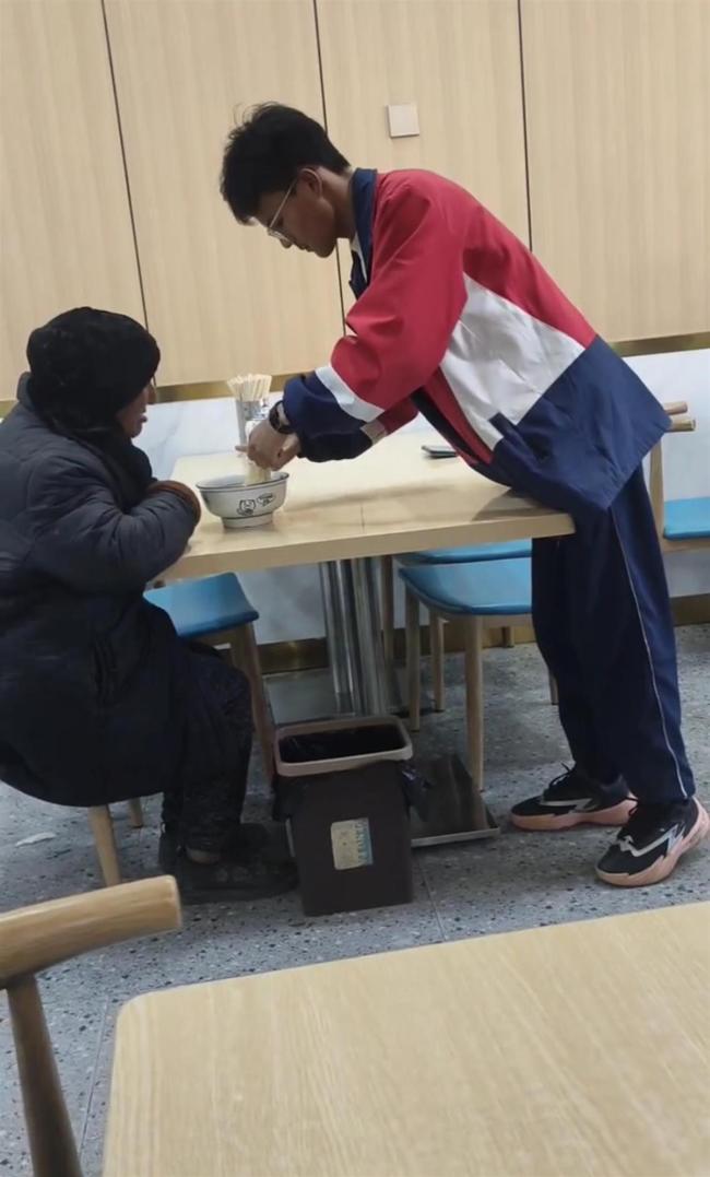 学生为目生老东谈主夹断面条获数万点赞