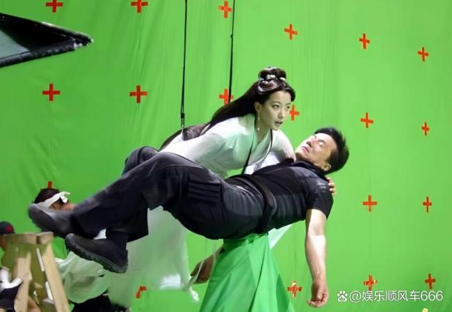 成龙送金喜善纪念相册和手写信 见证20年深厚友谊