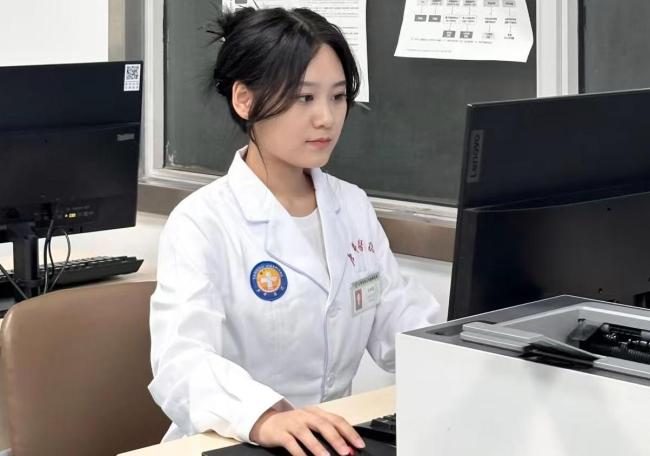 军医在列车上为急症乘客首要施救