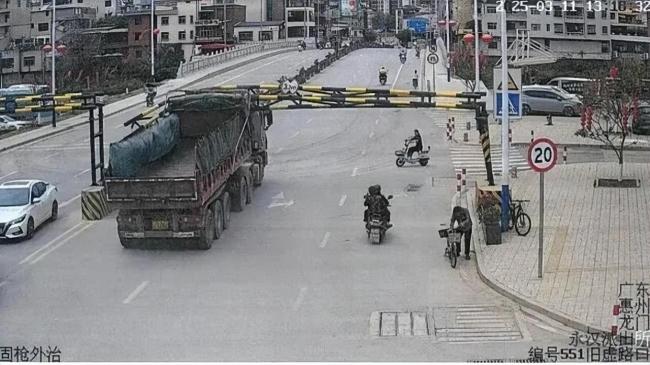 货车撞落限高架致东谈主归天 家属质疑