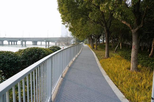 连通湾东湾西的亲水步道完工 串联滨水美景