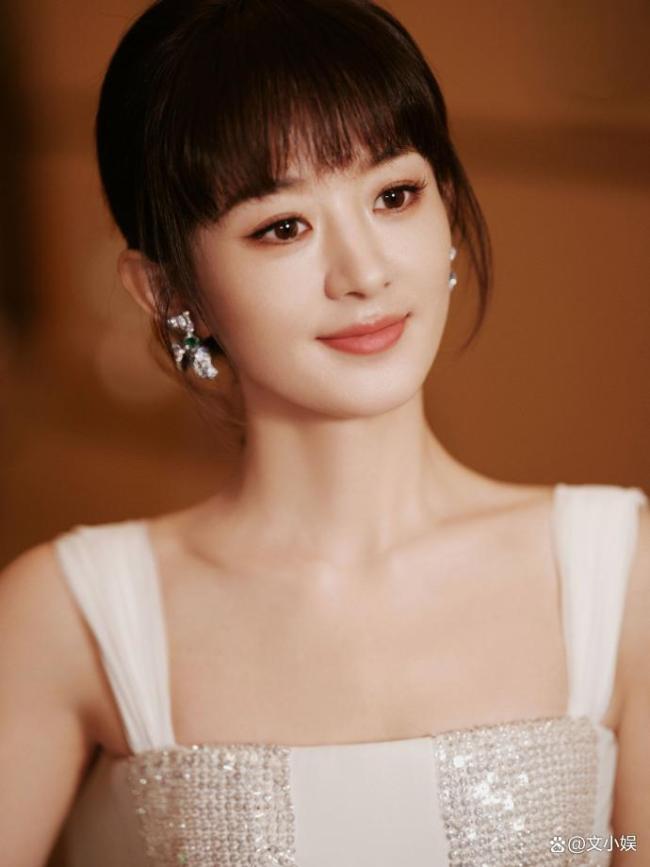 赵丽颖被说念具砸懵了 东说念主形移动录像机走红