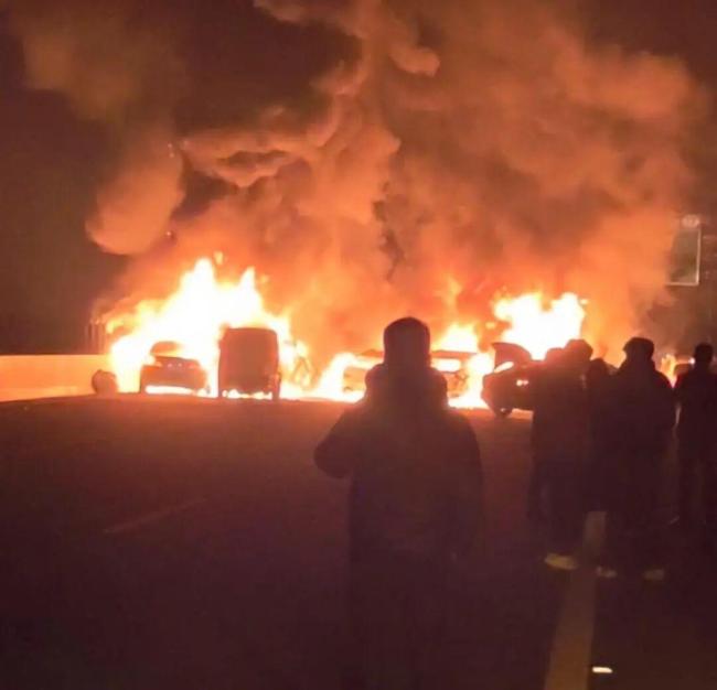 沪昆高速湘潭段货车侧翻引发多车相撞 烟花货车碰撞致大火