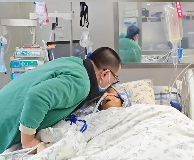 他为母亲生命的终点奏响最后一曲 孝道最好的模样