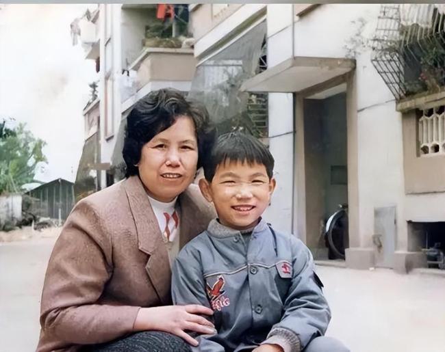 他为母亲生命的终点奏响最后一曲 孝道最好的模样