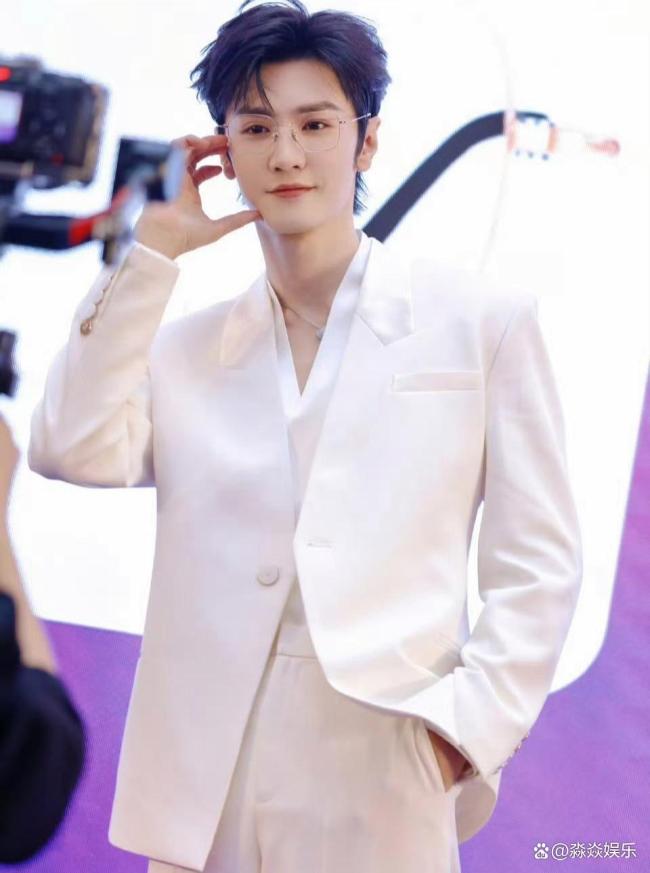 陈哲远 三个东谈主的婚典有点拥堵 赤诚互动谦恭东谈主心