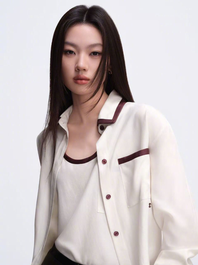 香奈儿官宣单依纯 新生代唱将的幸运与努力