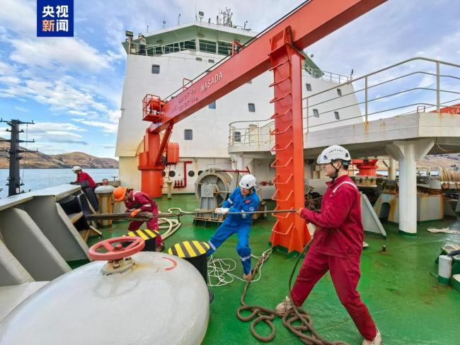 “雪龙”号靠港新西兰利特尔顿港 进行物资补给