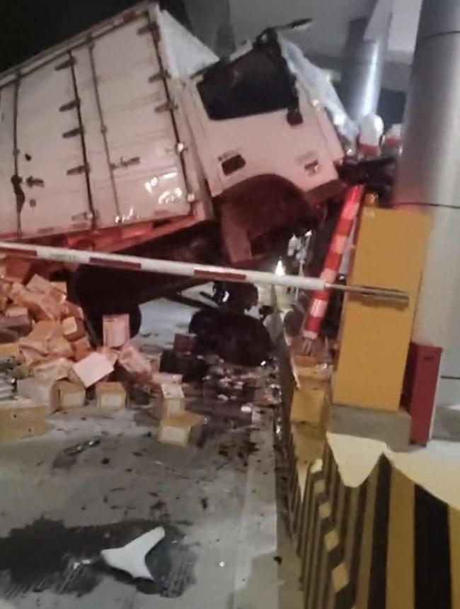 货车撞高速收费亭防撞杆扭曲车头变形