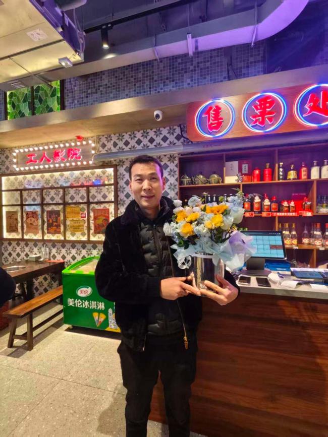 男子吃火锅卡喉店长10秒救回 海姆立克急救法显神威
