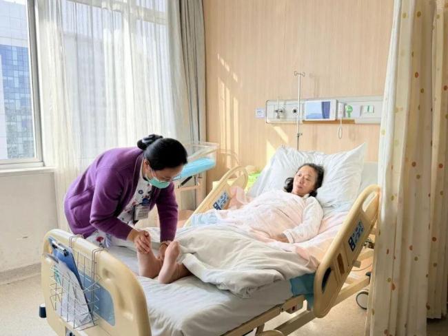 59岁女子顺利诞下4斤4两男婴