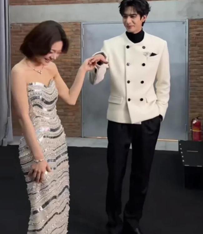 宋威龙赵今麦切蛋糕合照 甜蜜互动引爆现场