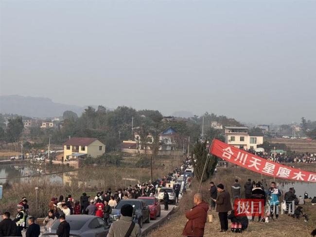 千人帮杀猪的庆福村热闹如5A级景区 刨猪汤成网红热点