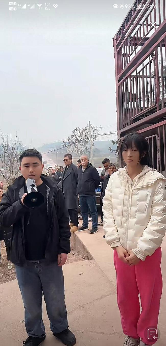 重庆一女孩网上“摇人”杀年猪