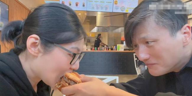 尹子维街头摸徐冬冬肚子 八年爱情终修成正果