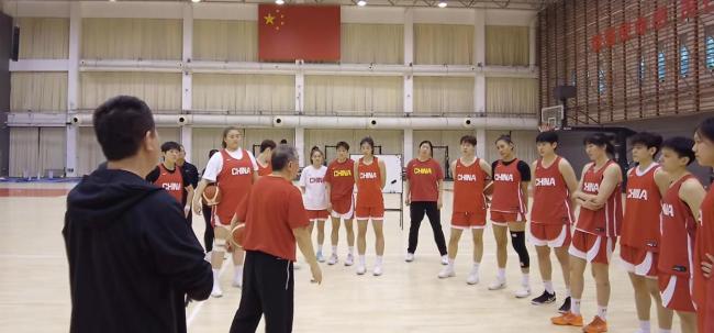 中国女篮最新训练画面出炉，刘禹彤首次入选 新时代阵容启航