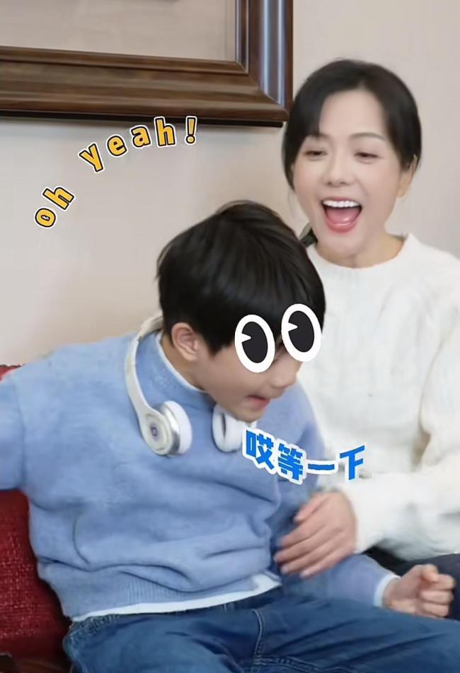 汪涵杨乐乐11岁儿子正脸 全家福曝光引猜测