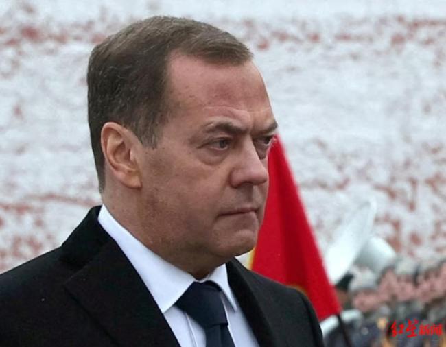 梅德韦杰夫希望美国“赢” 讽刺言论引关注！