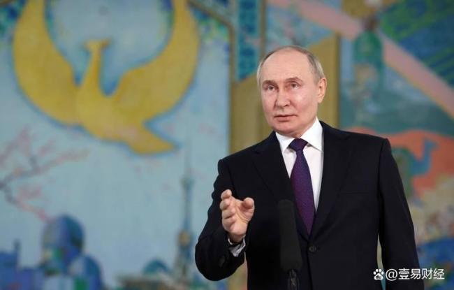 俄副总理摔断腿 佩戴假肢出席活动